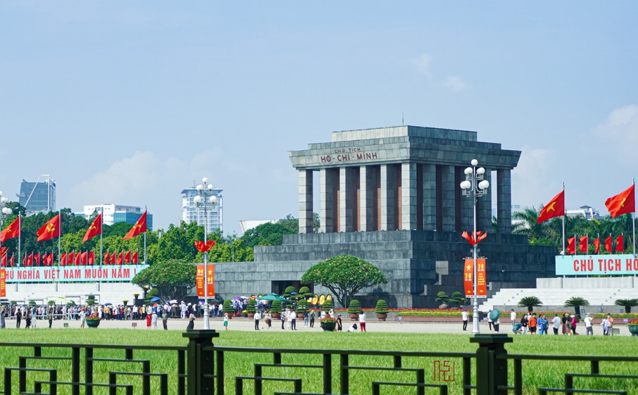Hàng người trước lăng Bác